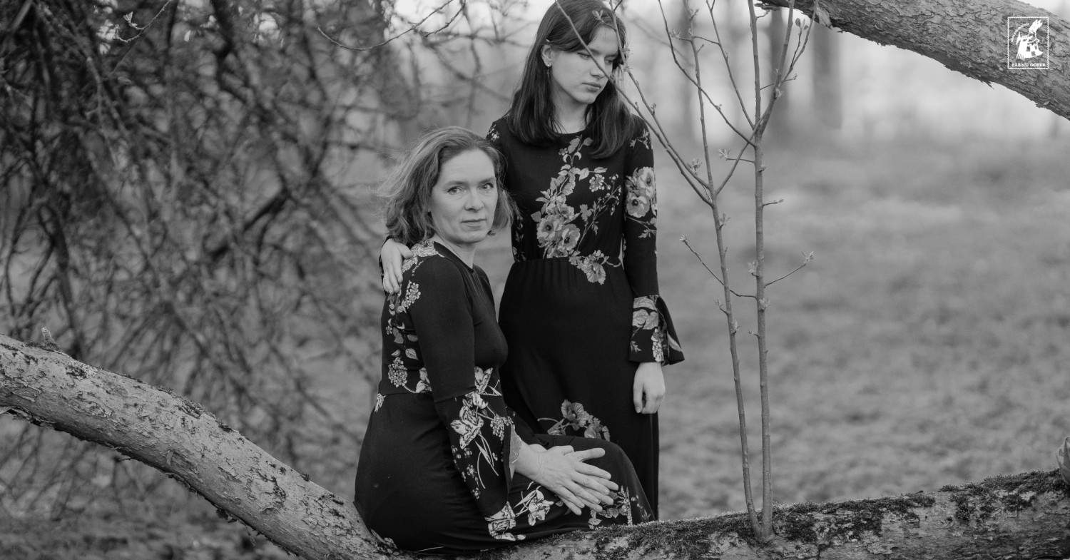 Soolo / Duo. Leonora Palu (fööt), Salme Regiina Palu (viiul).